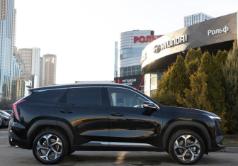 Подержанный автомобиль Geely Atlas 2024 года (3 фото)