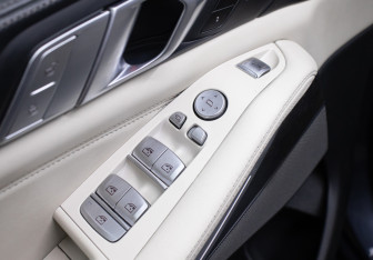 Подержанный автомобиль BMW X7 2021 года (27 фото)