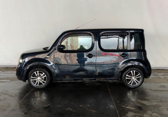 Подержанный автомобиль Nissan Cube 2010 года (7 фото)