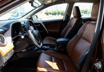 Подержанный автомобиль Toyota RAV4 2017 года (16 фото)