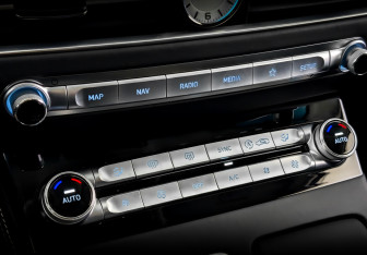 Подержанный автомобиль Genesis G90 2021 года (28 фото)