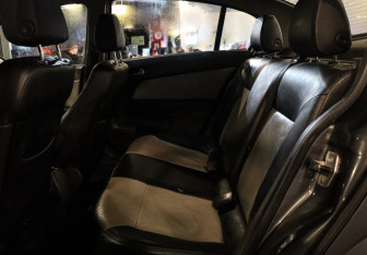 Подержанный автомобиль Opel Astra Sedan 2009 года (8 фото)