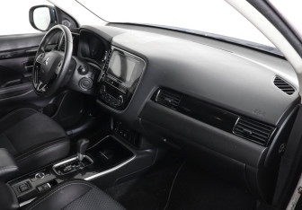 Подержанный автомобиль Mitsubishi Outlander 2019 года (11 фото)
