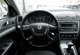 Подержанный автомобиль Skoda Octavia Liftback 2012 года (14 фото)