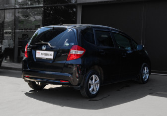 Подержанный автомобиль Honda Fit 2012 года (4 фото)