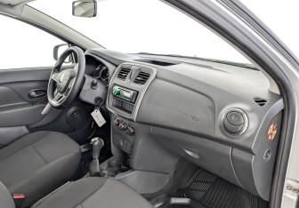 Подержанный автомобиль Renault Logan Sedan 2019 года (11 фото)