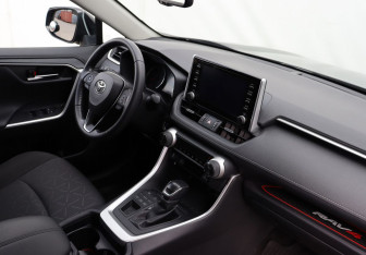 Подержанный автомобиль Toyota RAV4 2020 года (10 фото)