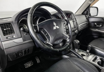 Подержанный автомобиль Mitsubishi Pajero 2012 года (13 фото)