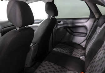 Подержанный автомобиль Ford Focus Hatchback 2009 года (8 фото)