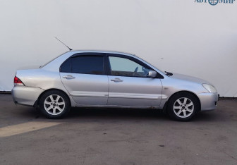 Подержанный автомобиль Mitsubishi Lancer Sedan 2005 года (4 фото)