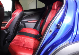 Подержанный автомобиль Lexus UX 2019 года (11 фото)