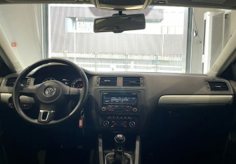 Подержанный автомобиль Volkswagen Jetta Sedan 2012 года (11 фото)