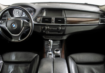 Подержанный автомобиль BMW X5 2010 года (12 фото)