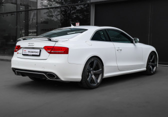 Подержанный автомобиль Audi RS 5 Coupe 2011 года (4 фото)