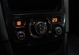 Подержанный автомобиль Peugeot 408 2012 года (17 фото)