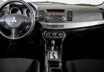 Подержанный автомобиль Mitsubishi Lancer Sedan 2010 года (10 фото)