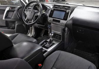 Подержанный автомобиль Toyota Land Cruiser Prado 2017 года (12 фото)