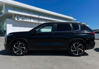 Подержанный автомобиль Mitsubishi Outlander 2023 года (8 фото)