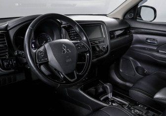 Подержанный автомобиль Mitsubishi Outlander 2019 года (14 фото)