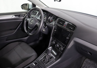 Подержанный автомобиль Volkswagen Golf Hatchback 2018 года (10 фото)
