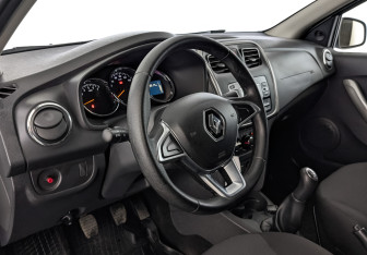 Подержанный автомобиль Renault Logan Sedan 2018 года (15 фото)