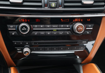 Подержанный автомобиль BMW X5 M 2015 года (24 фото)
