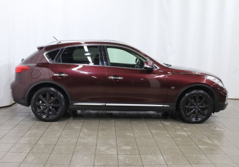 Подержанный автомобиль Infiniti QX50 2017 года (7 фото)
