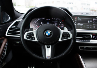 Подержанный автомобиль BMW X6 2021 года (26 фото)