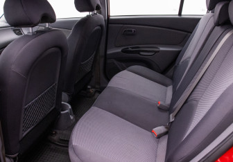 Подержанный автомобиль Kia Rio Hatchback 2010 года (11 фото)