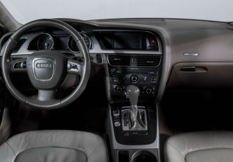 Подержанный автомобиль Audi A5 Coupe 2009 года (12 фото)