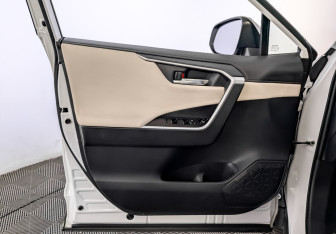 Подержанный автомобиль Toyota RAV4 2021 года (19 фото)