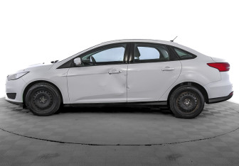 Подержанный автомобиль Ford Focus Sedan 2016 года (8 фото)