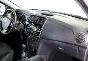 Подержанный автомобиль Renault Sandero 2016 года (7 фото)