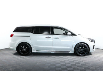 Подержанный автомобиль Kia Carnival 2019 года (4 фото)