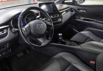 Подержанный автомобиль Toyota C-HR 2019 года (16 фото)