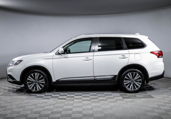 Подержанный автомобиль Mitsubishi Outlander 2020 года (8 фото)