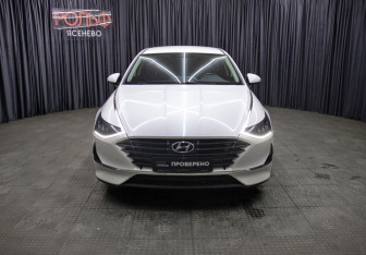 Подержанный автомобиль Hyundai Sonata 2021 года (2 фото)