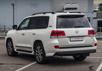 Подержанный автомобиль Toyota Land Cruiser Suv 2017 года (8 фото)