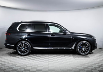 Подержанный автомобиль BMW X7 2023 года (4 фото)