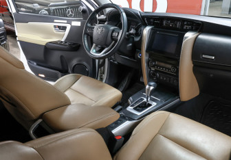 Подержанный автомобиль Toyota Fortuner 2018 года (11 фото)
