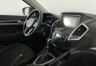 Подержанный автомобиль DongFeng AX7 2017 года (6 фото)