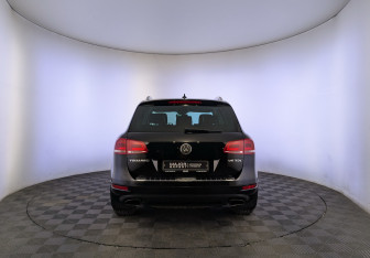 Подержанный автомобиль Volkswagen Touareg 2014 года (6 фото)