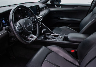 Подержанный автомобиль Kia K5 2020 года (10 фото)
