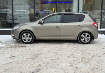 Подержанный автомобиль Kia Ceed Hatchback 2011 года (5 фото)