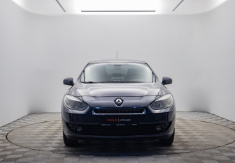 Подержанный автомобиль Renault Fluence 2011 года (2 фото)
