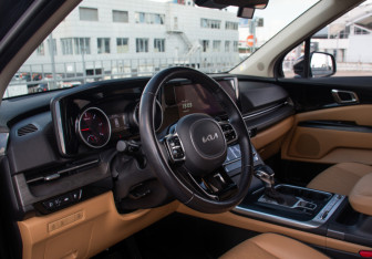 Подержанный автомобиль Kia Carnival 2022 года (9 фото)