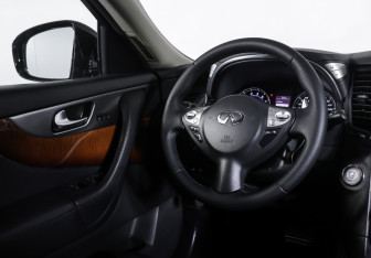 Подержанный автомобиль Infiniti QX70 2017 года (12 фото)