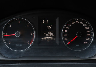 Подержанный автомобиль Volkswagen Transporter Van 2011 года (7 фото)