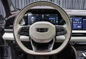 Подержанный автомобиль Geely Monjaro 2023 года (17 фото)