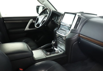 Подержанный автомобиль Toyota Land Cruiser Suv 2015 года (9 фото)